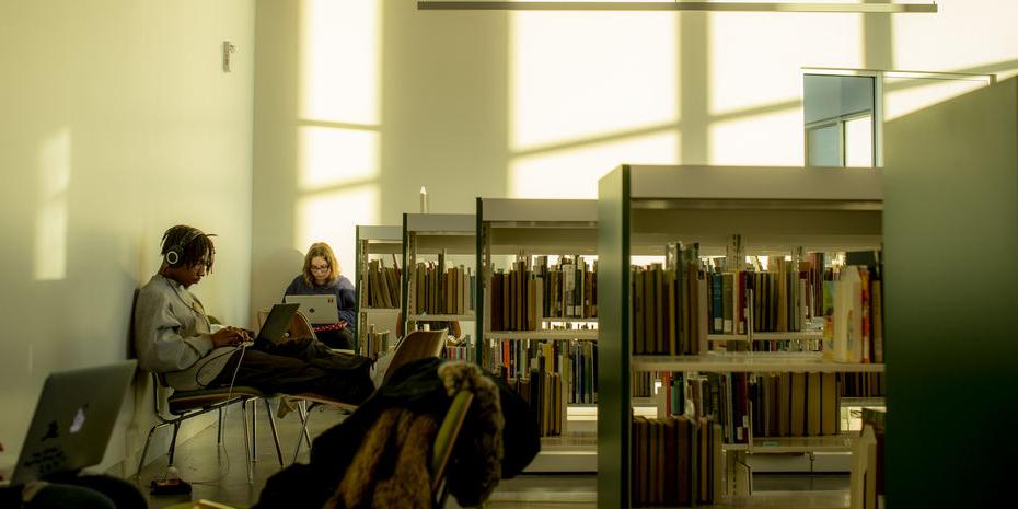 两个学生在查尔斯图书馆学习